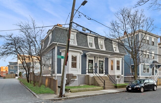 Photo - 202 Banks St