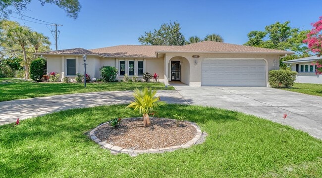 Photo - 3 Bedroom, 2 Bath Home with Pool Near Sies...
