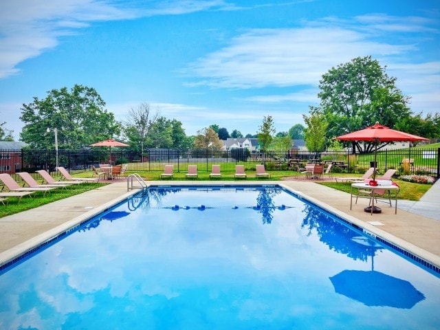 Piscina estilo centro turístico con terraza - The Bradford Apartment Homes