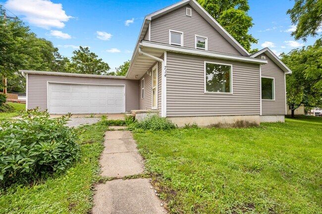 Building Photo - 3 Bedroom 2 Bathroom 2 Stall Garage Boone IA