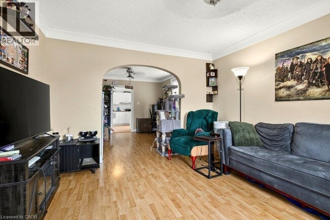 Photo - 66 Queen St S