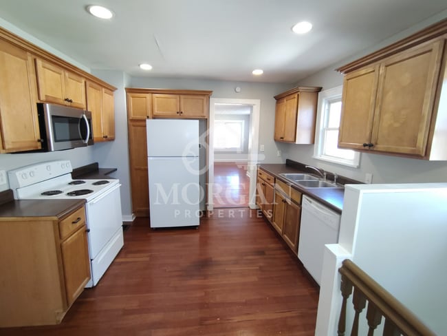 Building Photo - 220 W 38th St