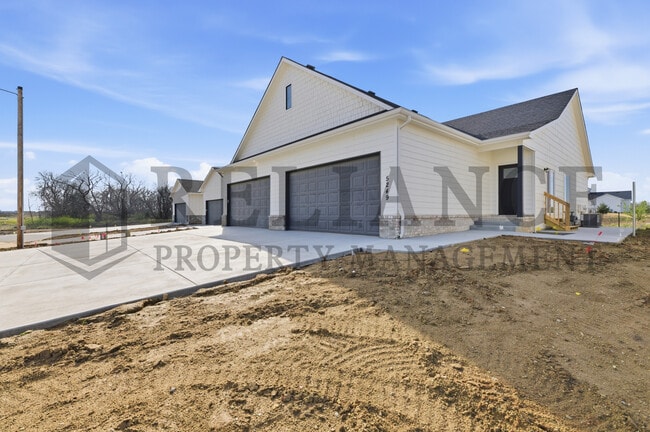 Building Photo - 5249 N Pinecrest Ct