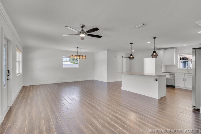 Photo - 204 W Whitney Dr