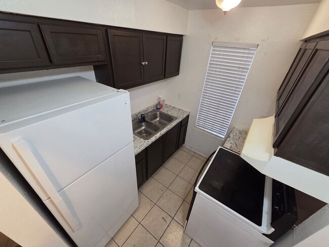 Photo - Spacious 2-Bedroom Apartment Near Downtown...