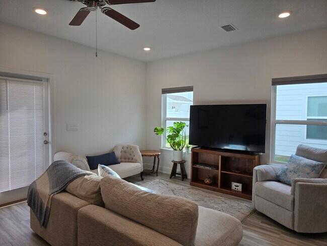 Photo - 52 Phoenix St