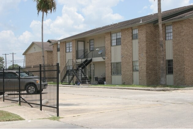 Photo - Oakwood Apartments