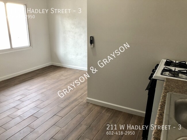 Photo - 211 W Hadley St Unidad 3