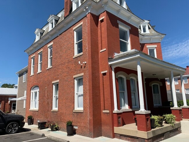 Photo - 634 S Sycamore St