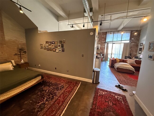 Photo - 915 N San Jacinto St