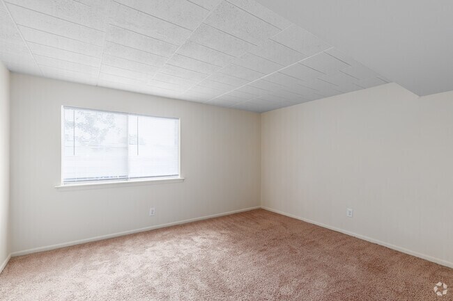 2BR, 1BA - 790SF - Primary Bedroom