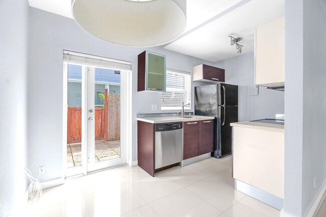 Building Photo - 416 NE 15th Ave Unit 3