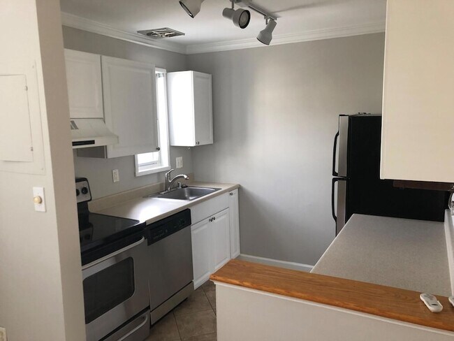 Photo - 1630 W Abingdon Dr Unit 201