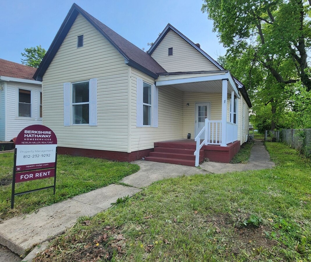 Photo - 3-bedroom home on the south side of town offers great space and a location just blocks from Davis...