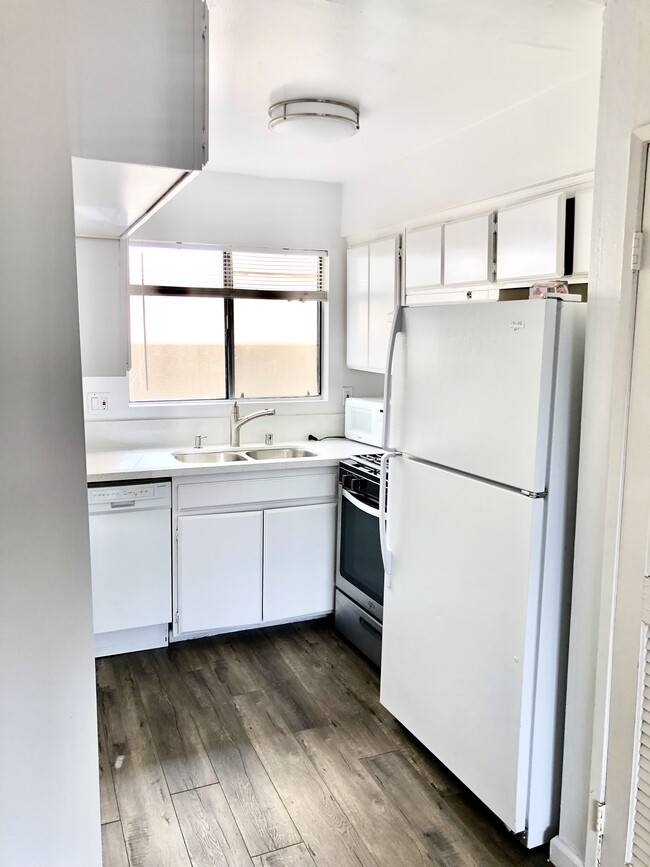 1759 N Mariposa Ave Unit 2