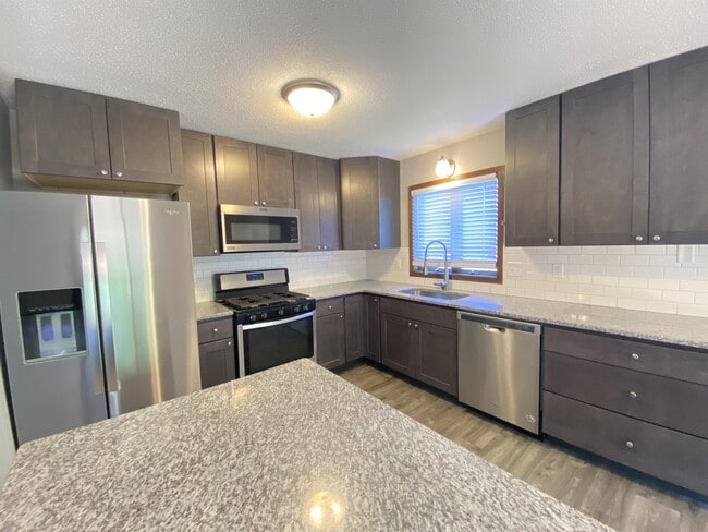 Building Photo - 624 Meadow Run Dr SW