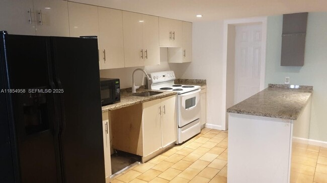 Building Photo - 13210 NE 3rd Ave Unit R