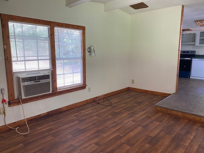 Photo - 474 Whitehall Rd