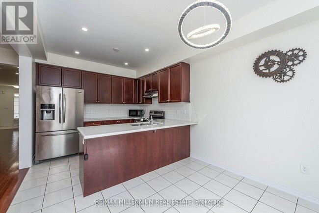 Photo - 180 Pelee Ave