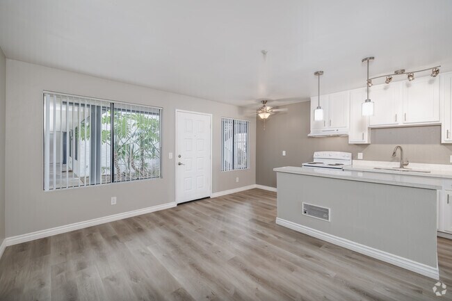 1BR, 1BA - 560SF - Living/ Dining Room