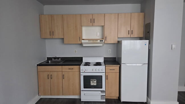 Building Photo - 570 Ellice Ave Unit B7
