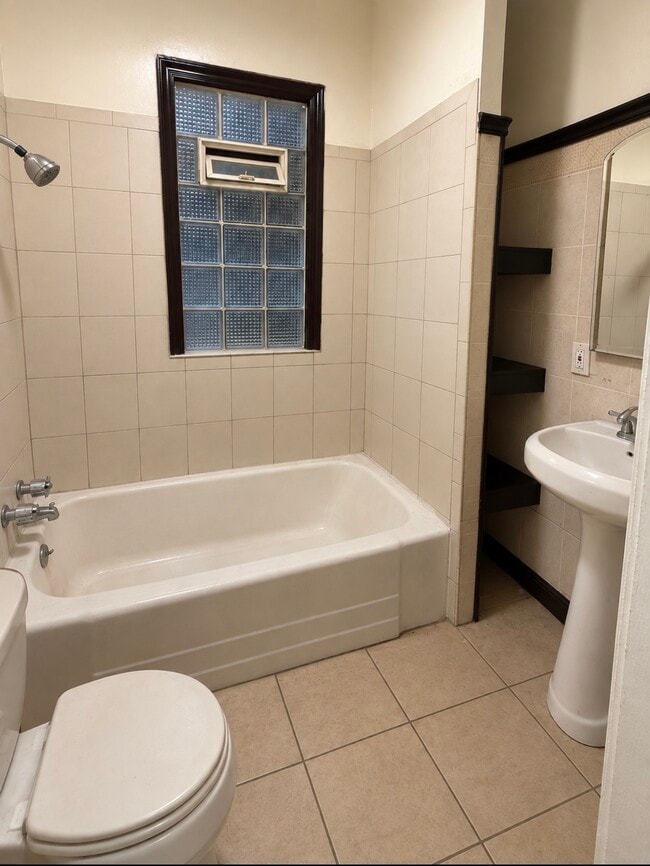 2512A N 35th St Unit Upper Unit