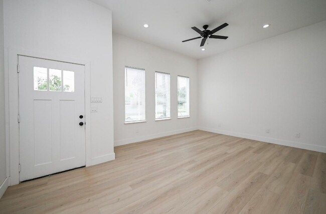 Photo - 8203 Sparta St