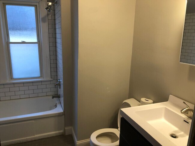 Photo - Amazing 4 Bedroom 2 Bathroom Home in Minneapolis!