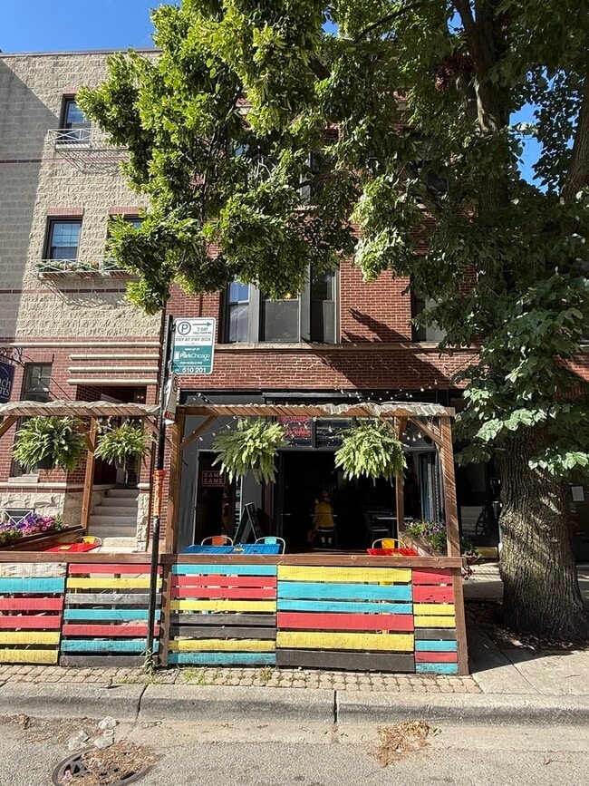 Building Photo - 2022 W Roscoe St Unit 2 Rental