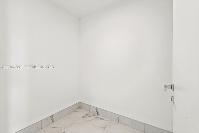 Building Photo - 302 Hallandale Ave Unit 302