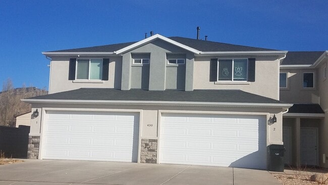 Building Photo - 3 bed 2.5 bath - Newer townhome in the heart of Cedar City