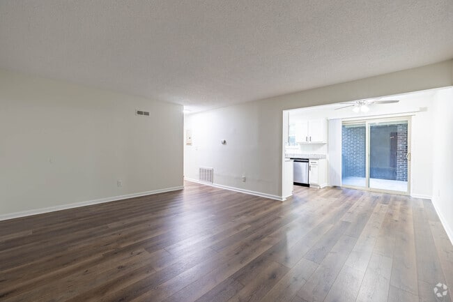 2BR, 1BA - 1,013SF - Living Room - Incline at Fort Mitchell