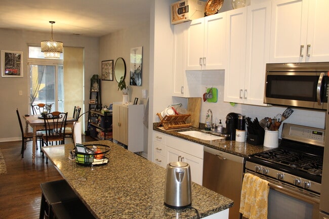 kitchen - 946 W Fry St Unit #1e