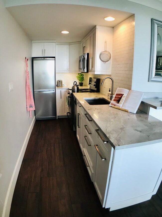 Hermosas encimeras de cuarzo y electrodomésticos cromados. - 15 S Golfview Rd Unidad 402