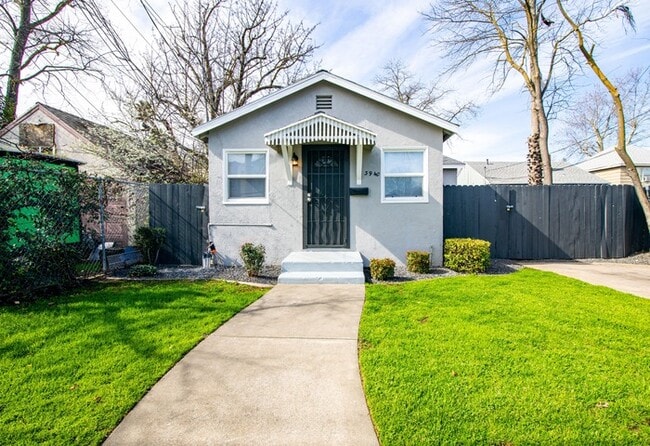 Building Photo - Charming 2-Bedroom Home in a Prime Central Sacramento Location