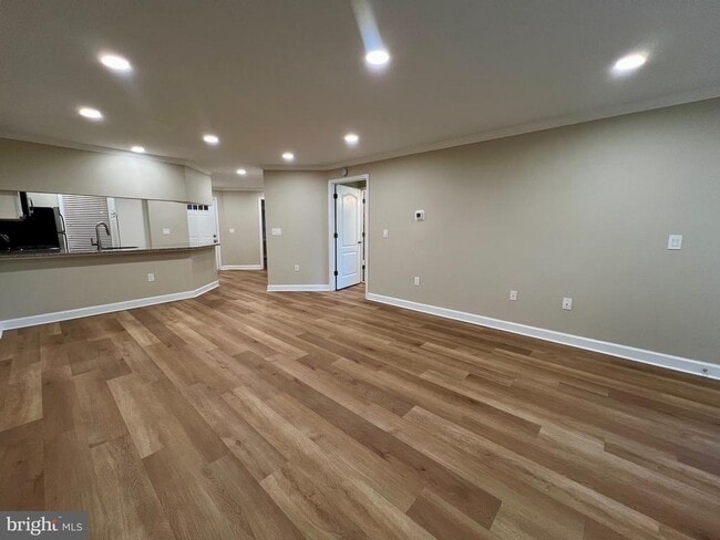 Building Photo - 6924 Fairfax Dr Unit 132