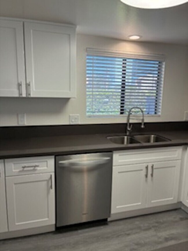 2204 E 4th St Unit 2