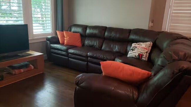 Photo - 1836 Nassau Blvd Unidad Plaza Midwood standalone studio