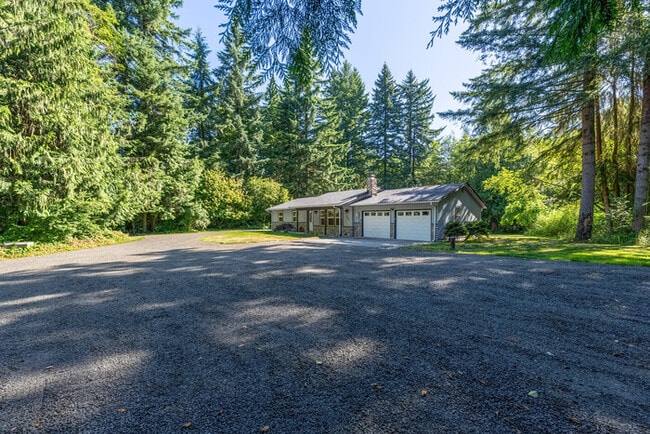 BEAUTIFUL UPDATED RAMBLER WITH LARGE GARGE - BEAUTIFUL UPDATED RAMBLER WITH LARGE GARGE House