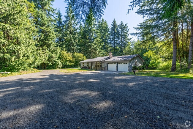 Building Photo - BEAUTIFUL UPDATED RAMBLER WITH LARGE GARGE Rental