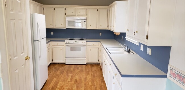 Photo - Nice Three Bedroom - Northridge