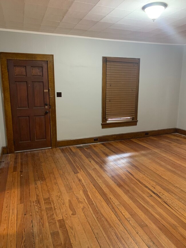 Sala de estar - 709 E Oldham Ave