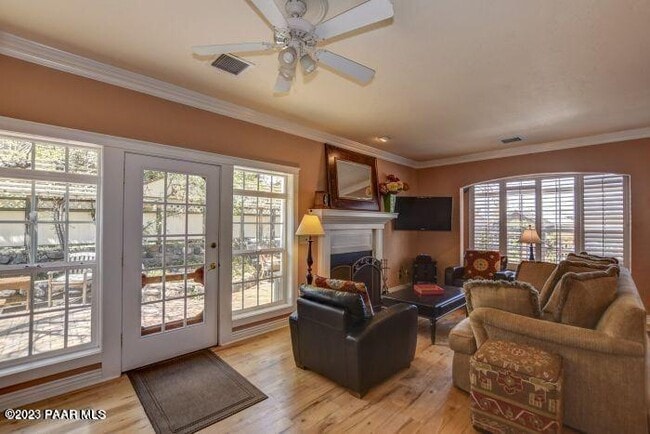 Photo - 325 E Union St