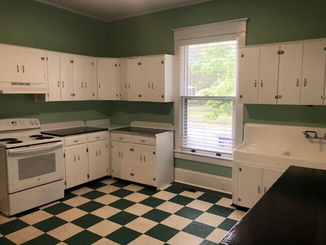 Photo - 110 N Hilliard St