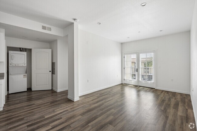 2BR, 2BA - 1020SF - Living Room
