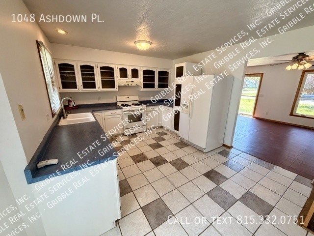 Photo - 1048 Ashdown Pl