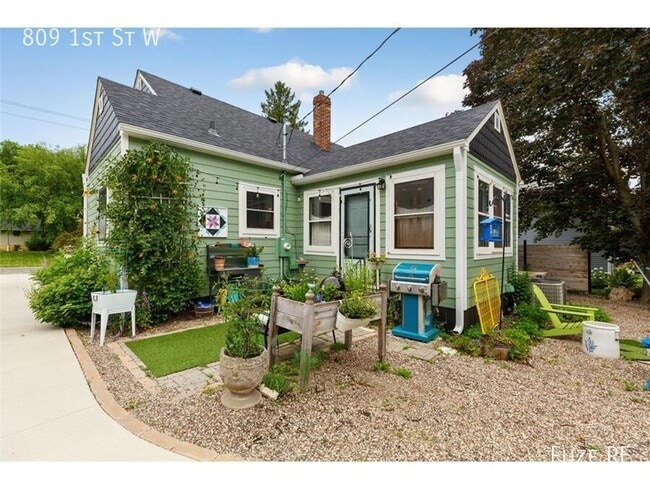 Photo - 809 1st St W
