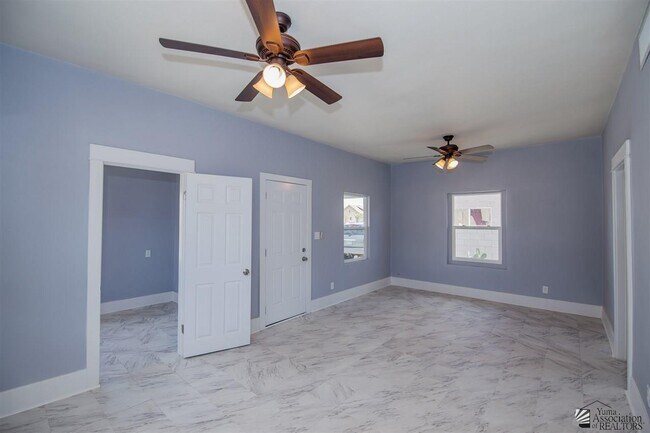 Photo - 889 W 1st St