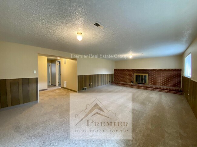 Photo - 6815 Harding St