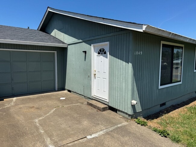 Photo - 2 bedroom 1 bath duplex in Cottage Grove!